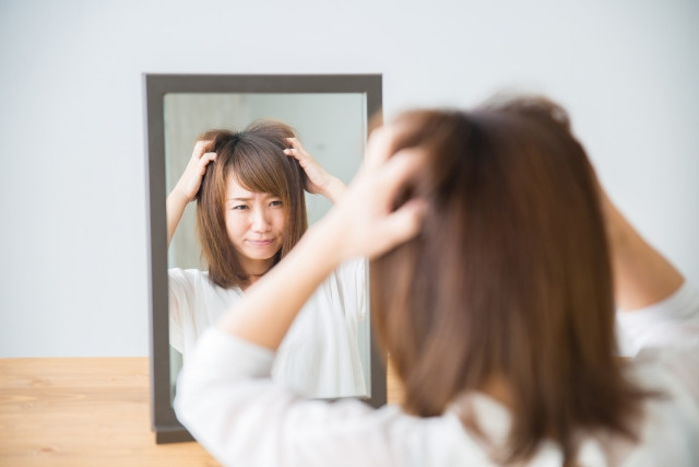 自律神経失調症に悩む女性の写真